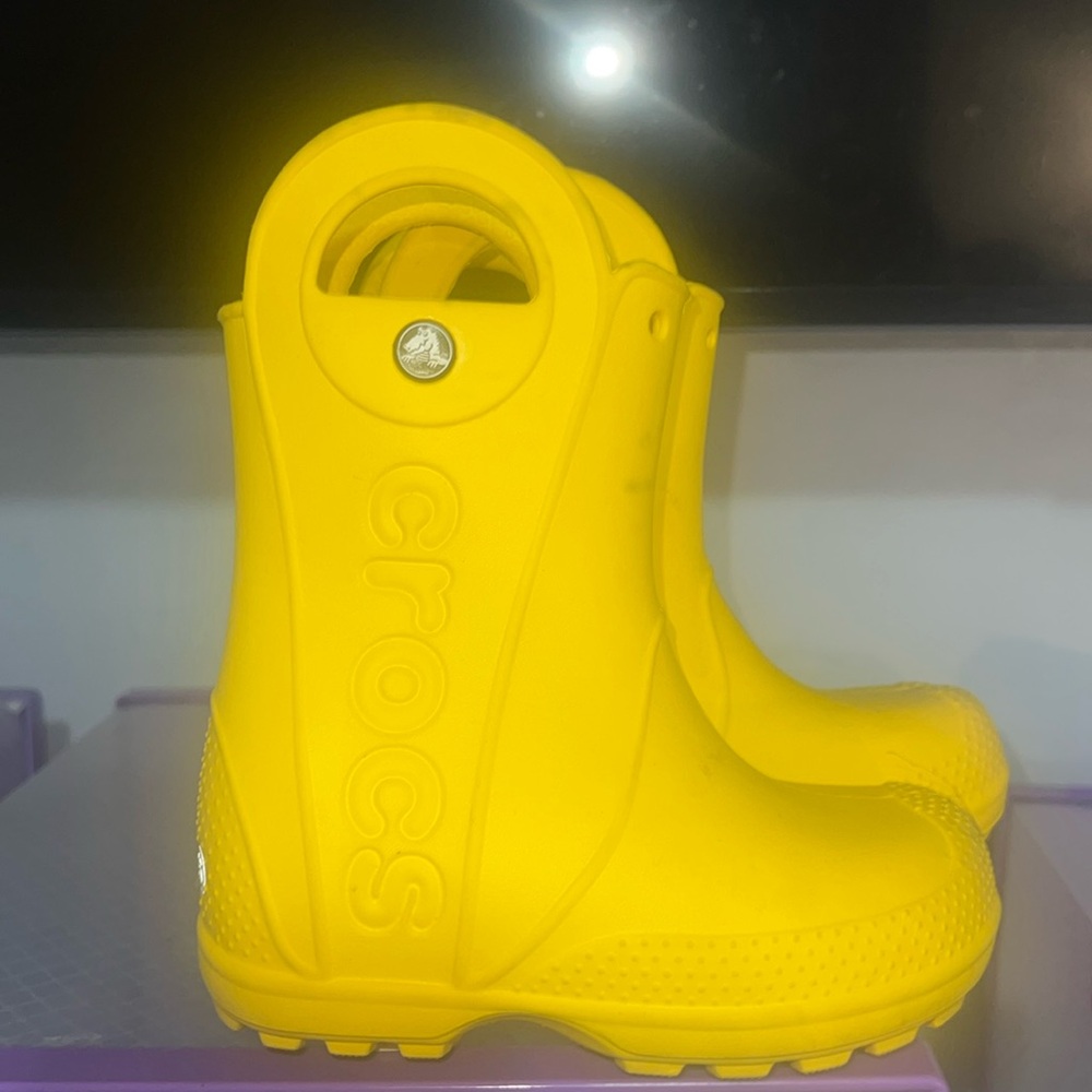 Yellow croc rainboots size 8